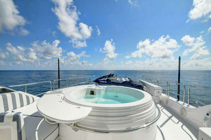049 Flybridge Jacuzzi