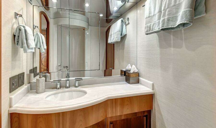 033  Lower Deck Port Guest Head