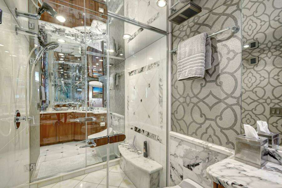 026 Lower Deck Midship Master Ensuite 02