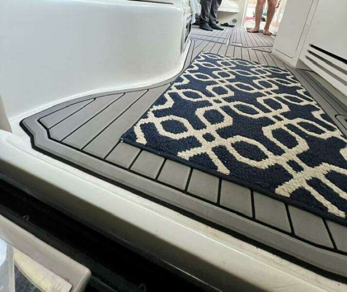 2003 Sea Ray 380 Sundancer interior with patterned rug and sleek flooring.