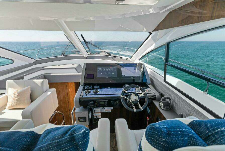 2023 Cruisers Yachts 60 Cantius Fly- Helm