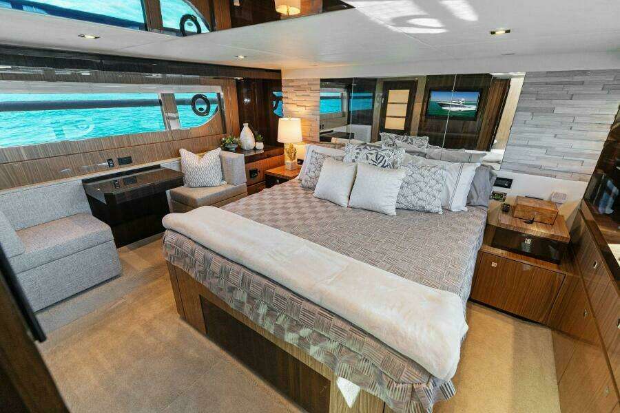 2023 Cruisers Yachts 60 Cantius Fly- Master Stateroom