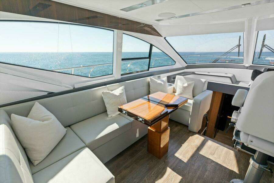 2023 Cruisers Yachts 60 Cantius Fly- Dinette