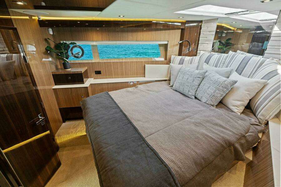 2023 Cruisers Yachts 60 Cantius Fly- VIP Stateroom