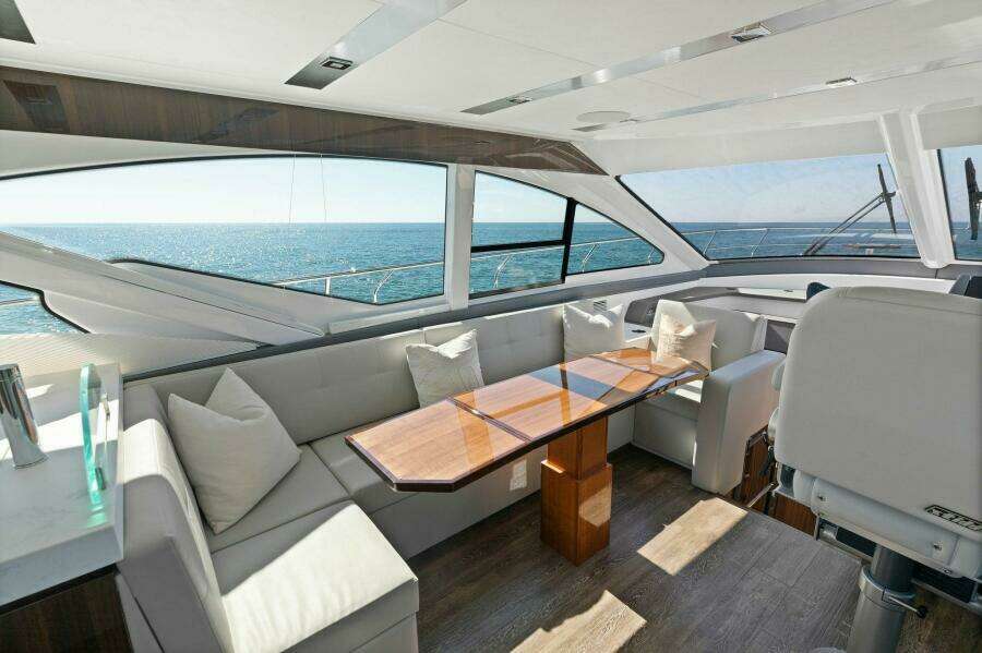 2023 Cruisers Yachts 60 Cantius Fly- Dinette