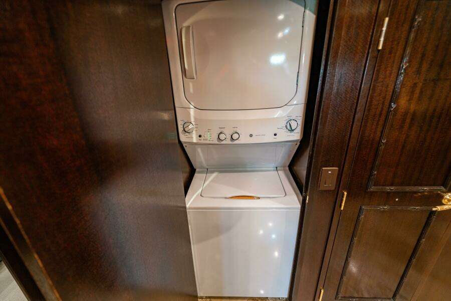 2001 Hatteras 100 Motor Yacht