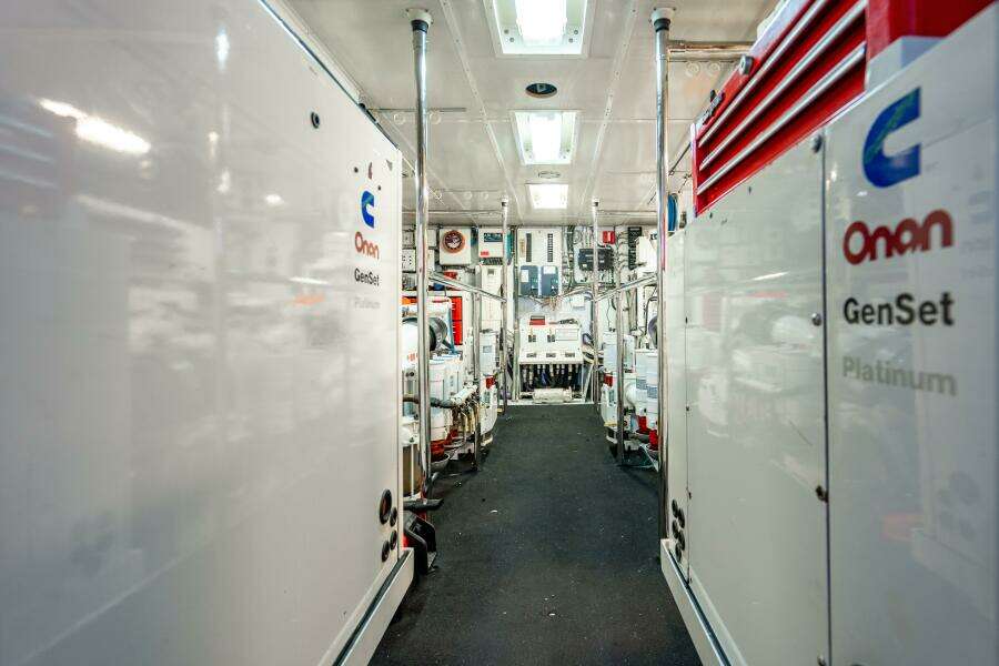 2001 Hatteras 100 Motor Yacht