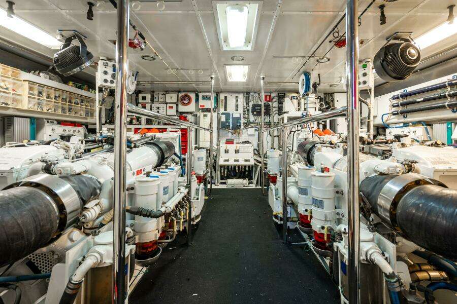 2001 Hatteras 100 Motor Yacht