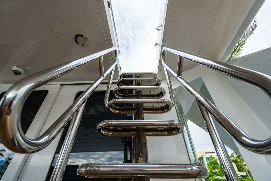 2001 Hatteras 100 Motor Yacht