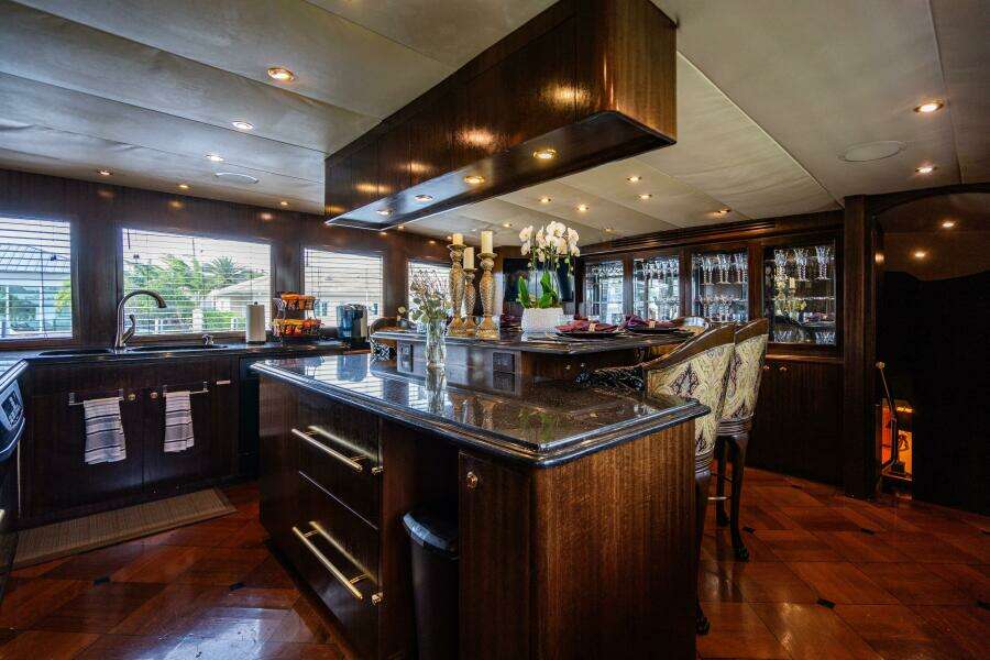 2001 Hatteras 100 Motor Yacht