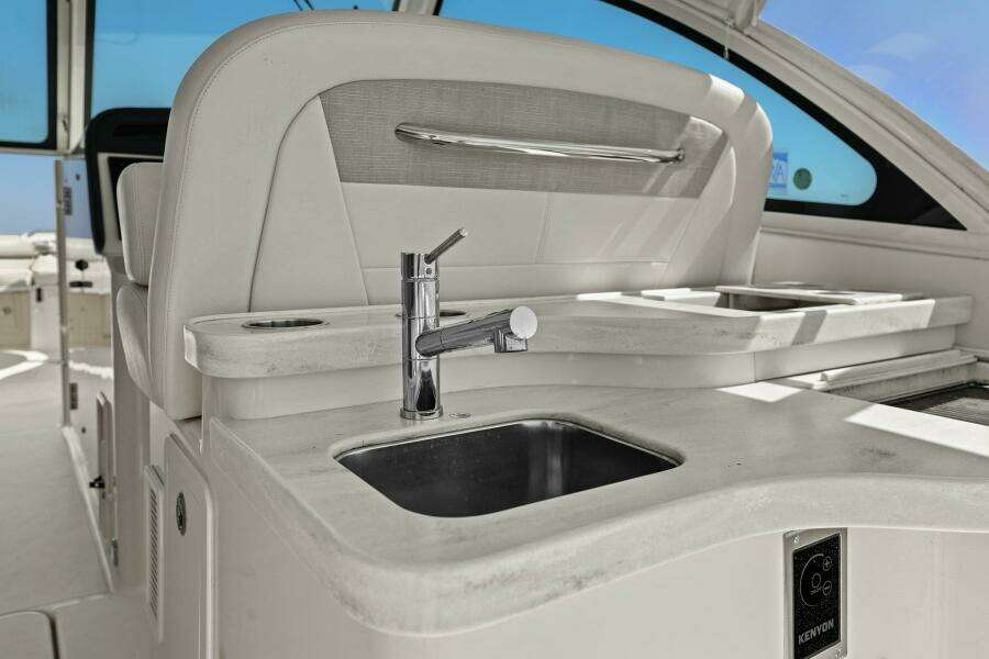 2016 375 Grady-White Freedom