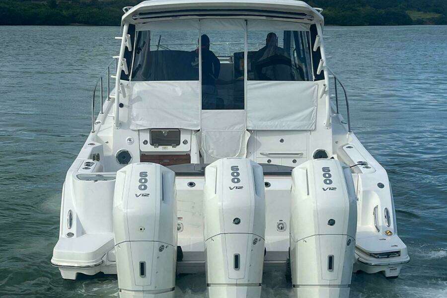 2022 Boston Whaler Conquest 405