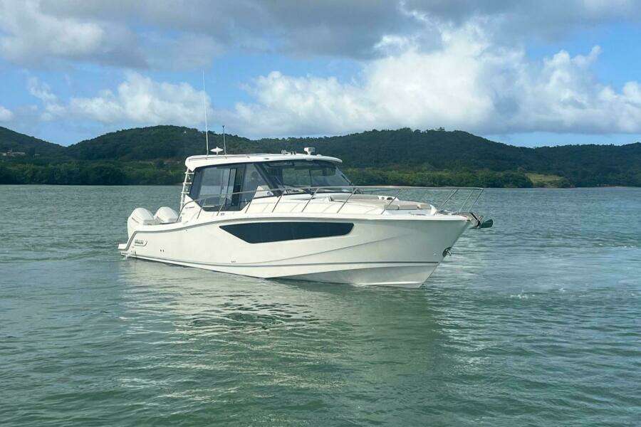 2022 Boston Whaler Conquest 405