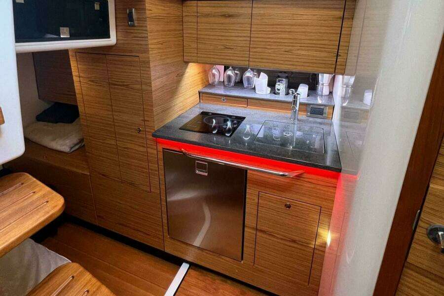 2022 Boston Whaler Conquest 405