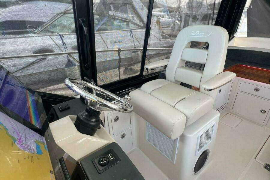 2022 Boston Whaler Conquest 405