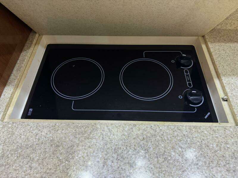 2005 Regal 3560 Commodore