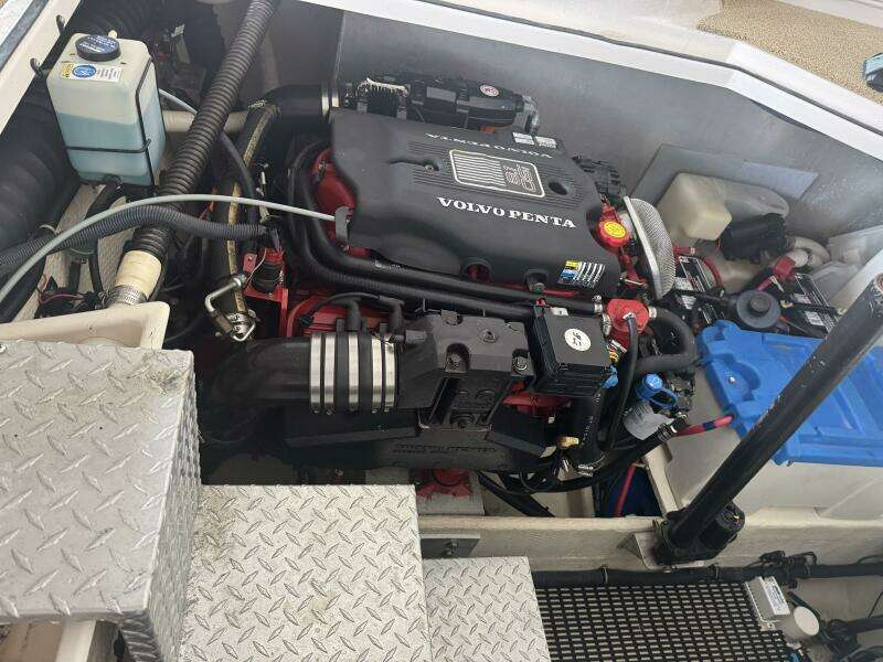 2005 Regal 3560 Commodore