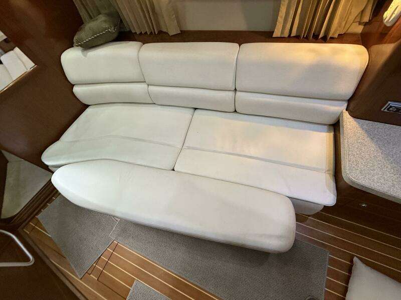 2005 Regal 3560 Commodore