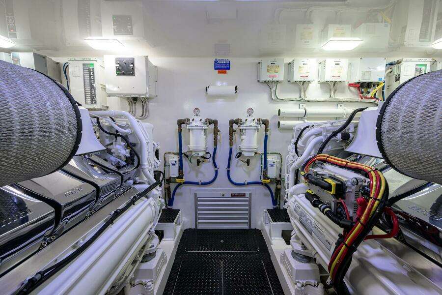 Viking 80 - LAMPLIGHTER - Engine Room