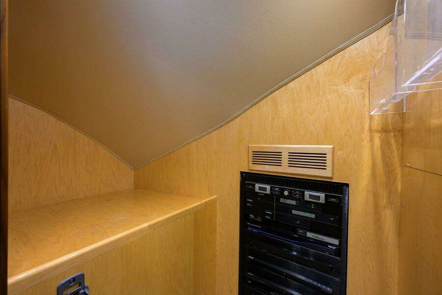 Viking 80 - LAMPLIGHTER - AV Room