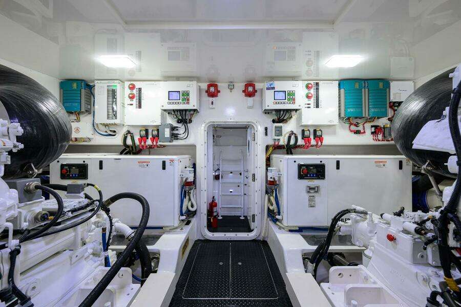 Viking 80 - LAMPLIGHTER - Engine Room
