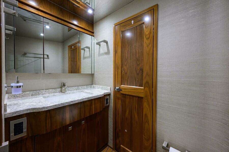 Viking 80 - LAMPLIGHTER - Forward Guest Head