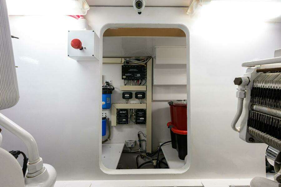 Viking 61 Reel King - Engine Room