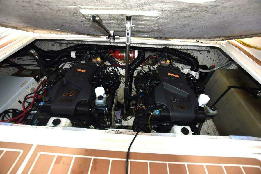 2000 Rinker 342 Fiesta Vee