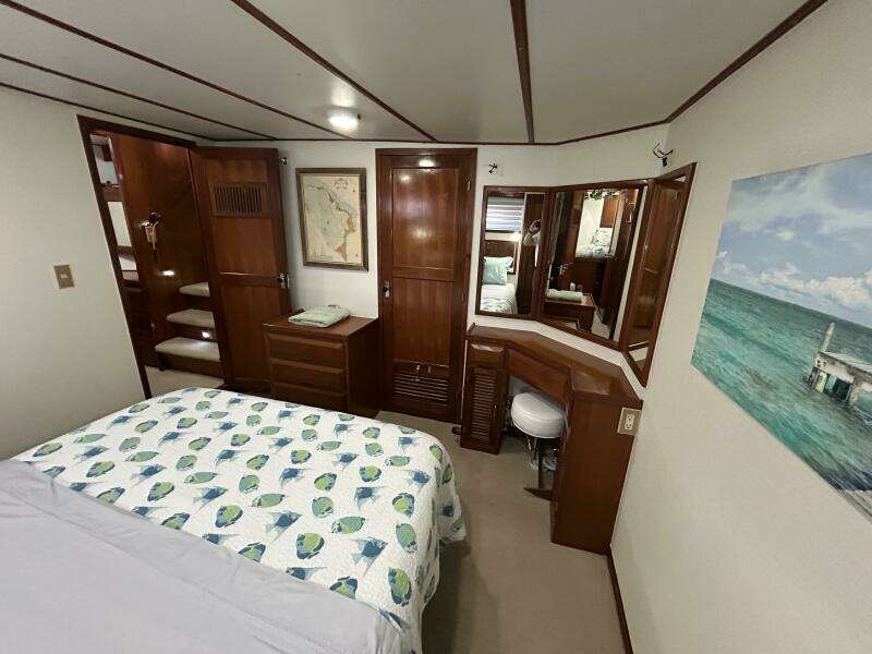 57' DeFever mid guest stateroom starboard