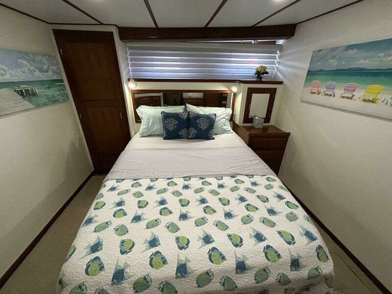 57' DeFever mid guest stateroom port