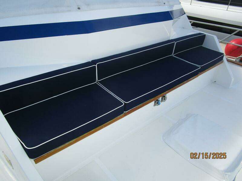 57' DeFever foredeck seating