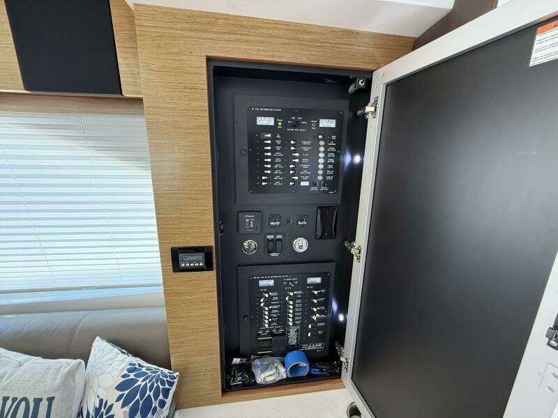 2014 Cruisers Yachts 45 Cantius