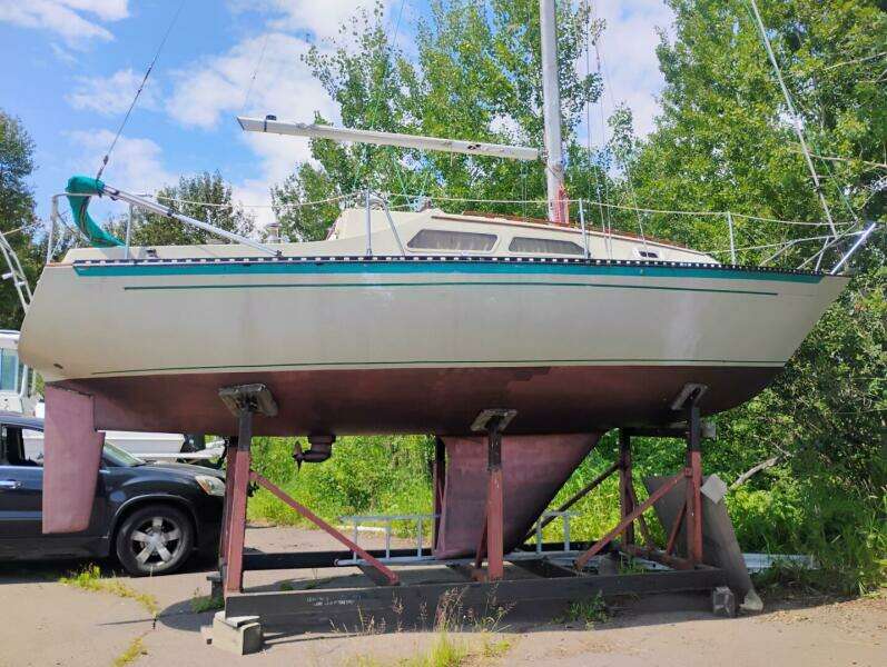 1977 Islander 28