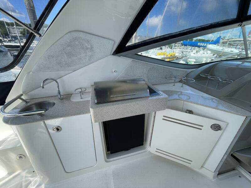 2010 Sea Ray 330 Sundancer