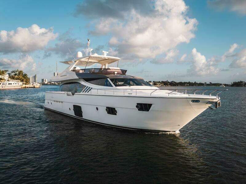2014 Ferretti Yachts 870