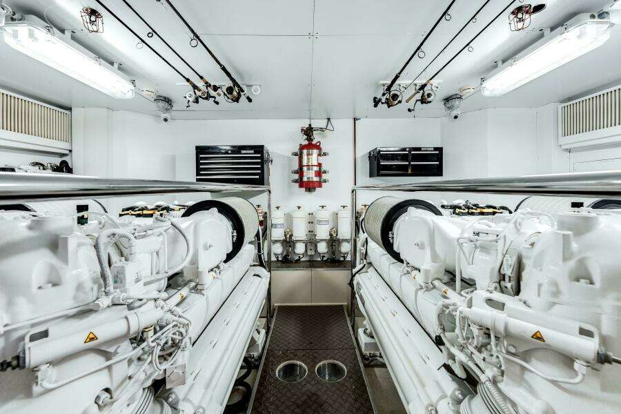 2014 Ferretti Yachts 870