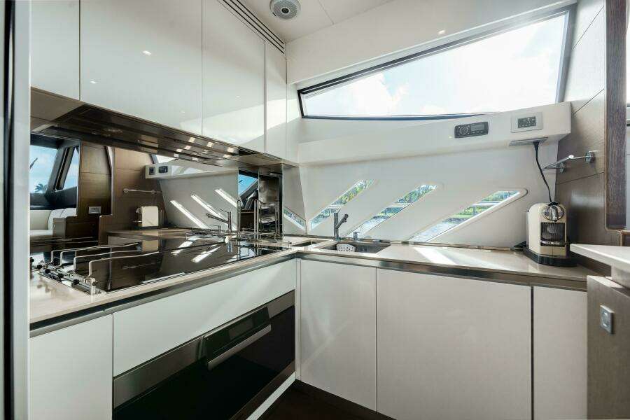 2014 Ferretti Yachts 870