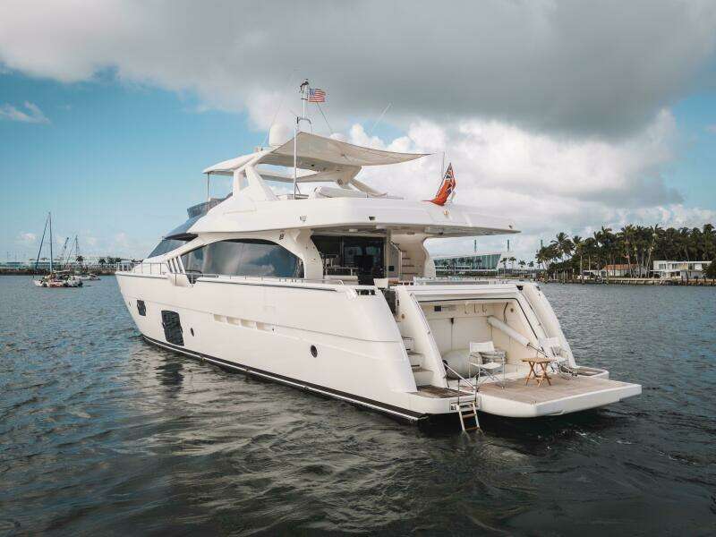2014 Ferretti Yachts 870