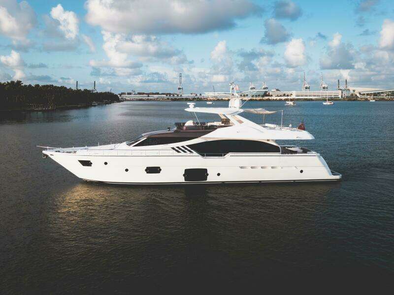 2014 Ferretti Yachts 870