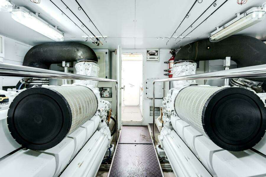 2014 Ferretti Yachts 870