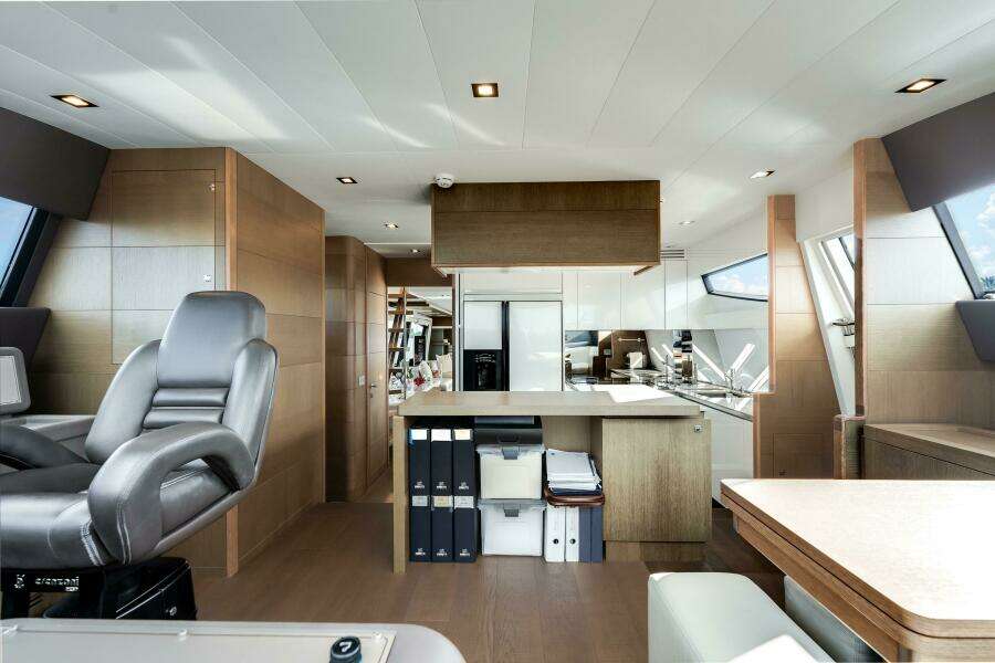 2014 Ferretti Yachts 870