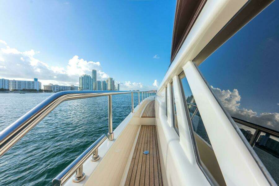 2014 Ferretti Yachts 870