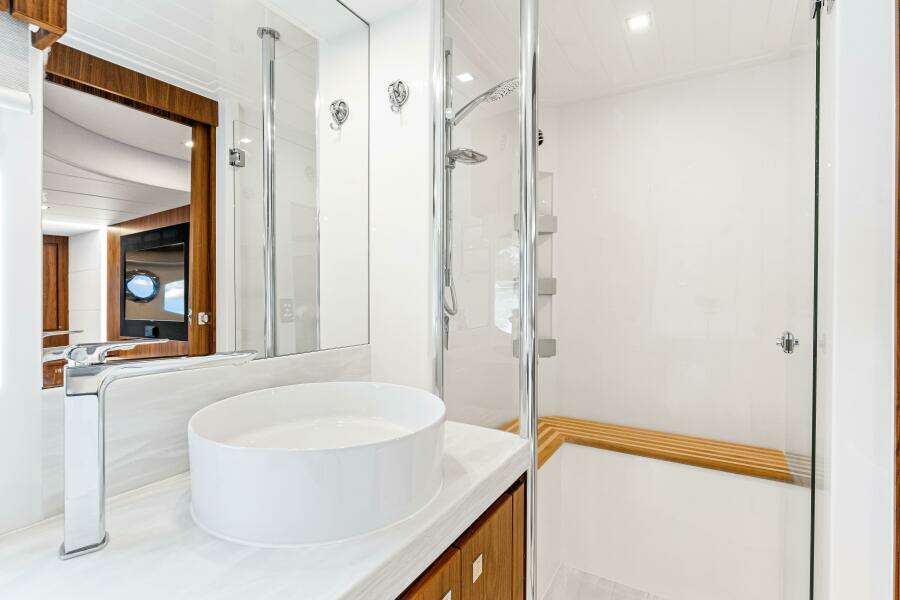 2022 Riviera 6000 Sport Yacht Platinum Edition