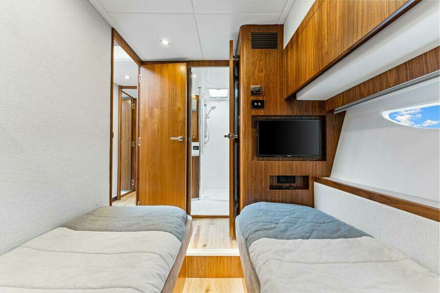 2022 Riviera 6000 Sport Yacht Platinum Edition