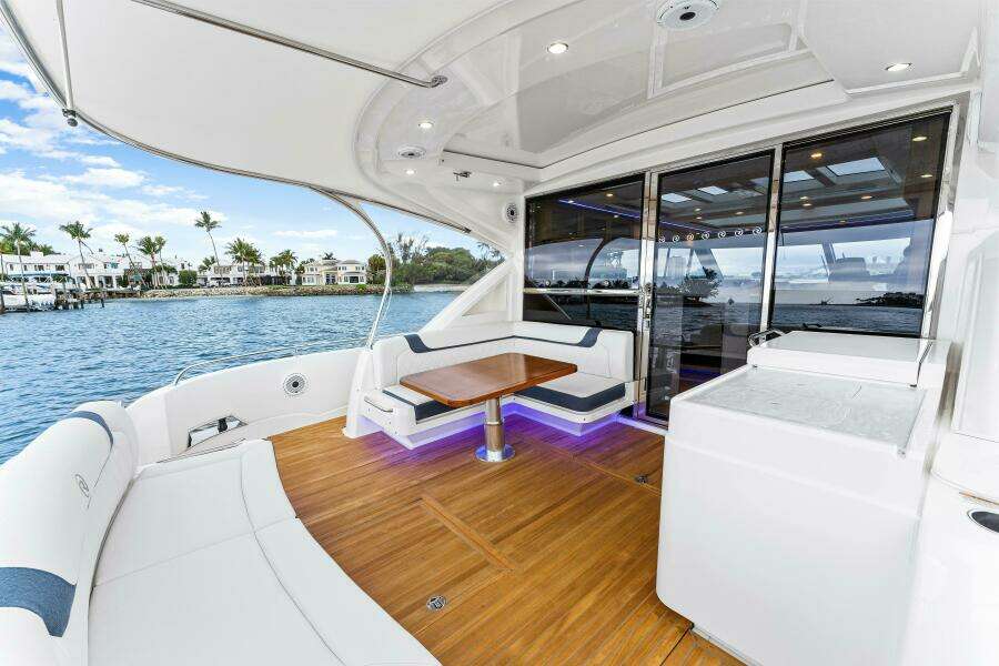 2022 Riviera 6000 Sport Yacht Platinum Edition