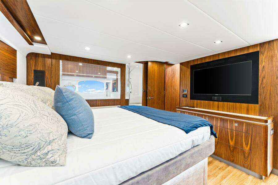 2022 Riviera 6000 Sport Yacht Platinum Edition