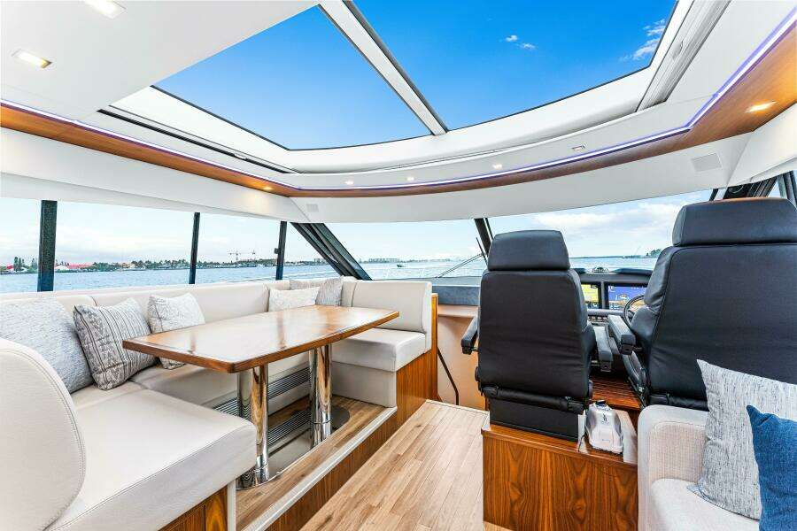 2022 Riviera 6000 Sport Yacht Platinum Edition