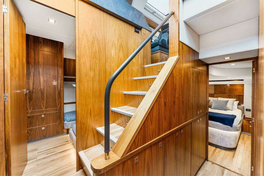 2022 Riviera 6000 Sport Yacht Platinum Edition