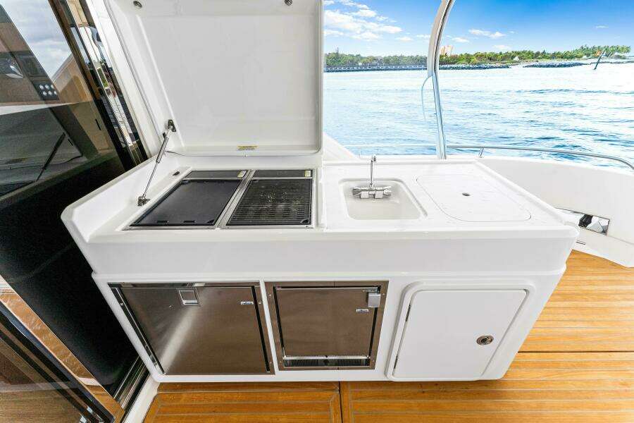 2022 Riviera 6000 Sport Yacht Platinum Edition