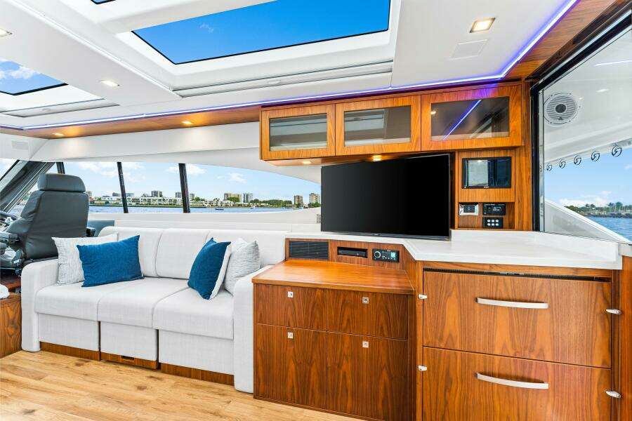 2022 Riviera 6000 Sport Yacht Platinum Edition